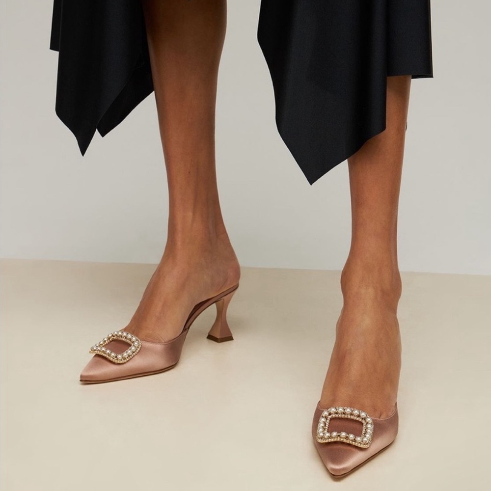 MANOLO BLAHNIK Fabetamu Pearl Crystal Satin Mules 70mm 38.5 EUC